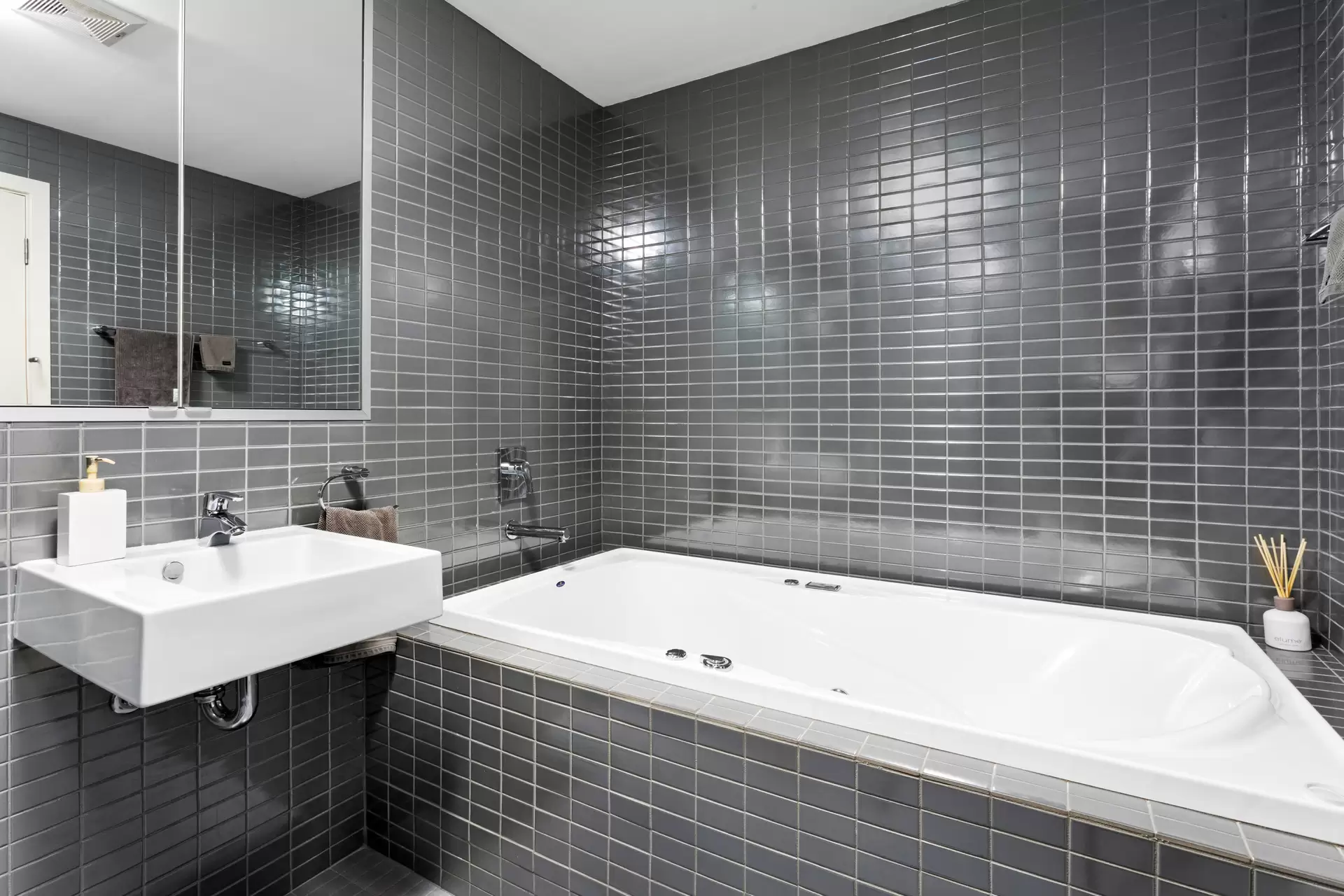 20/58 Wentworth Avenue, Kingston Sold by Canberra Sotheby's International Realty - image 1