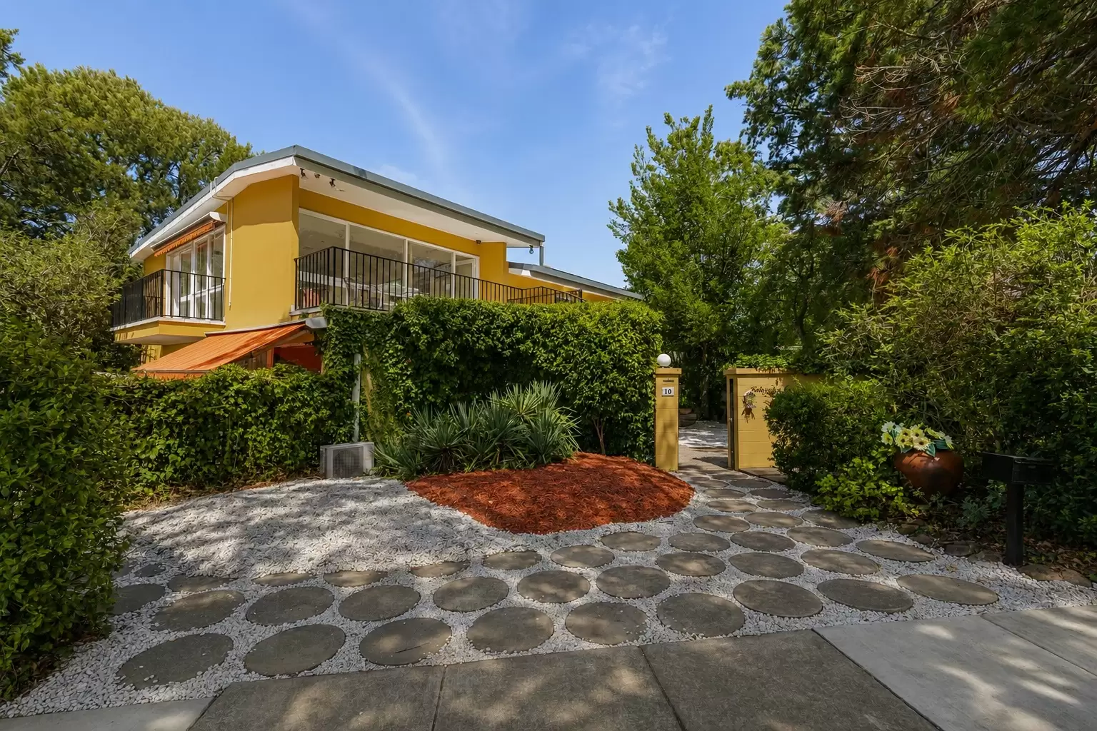 10 Schlich Street, Yarralumla For Sale by Canberra Sotheby's International Realty - image 1